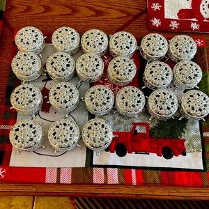 21 Silver plastic boxes for gift souvenirs, such as rings, bracelets or sweets.